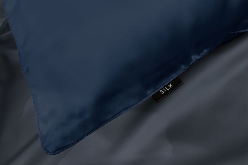 ARDOR-SILK-PILLOWCASE-NAVY-DETAIL-03-jpg
