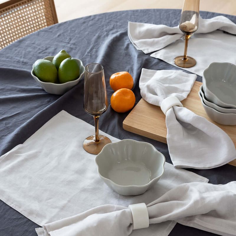 KNLINRTCCHA_RoundLinenTableCloth_Charcoal_LIF_2000_e.jpg