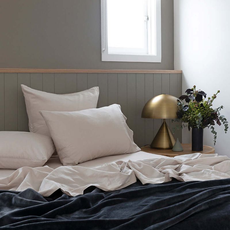 UPBLQCHR_UltraplushBlankets_Charcoal_LIF_web_a.jpg