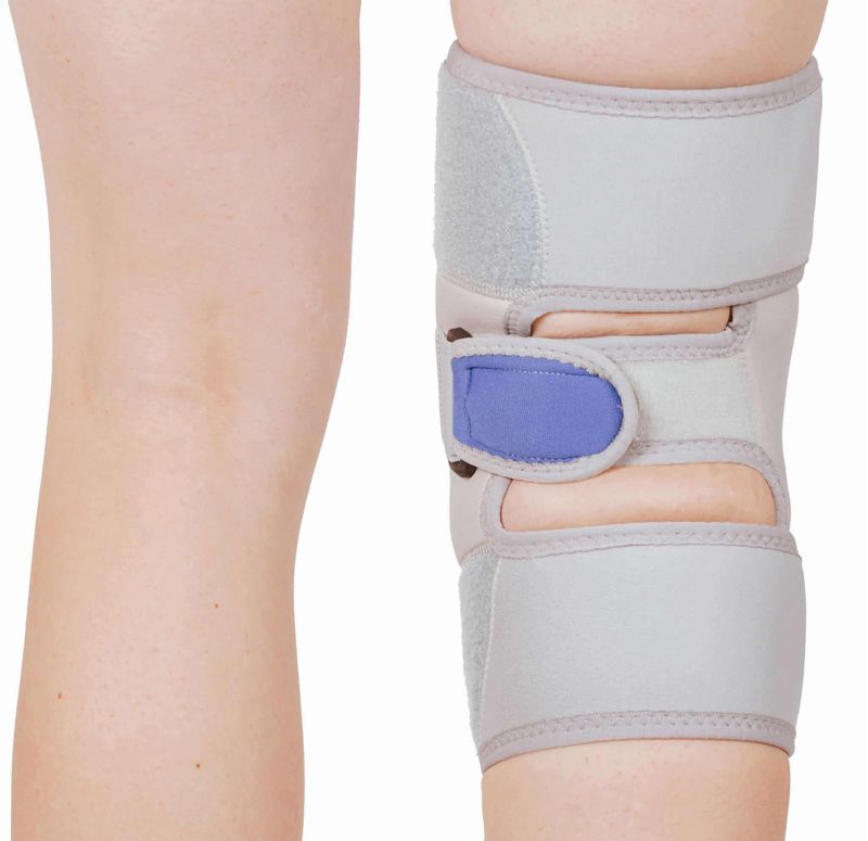 I02-Knee-Gel-Cold-Pack-Wrap-Tynor-6.jpg